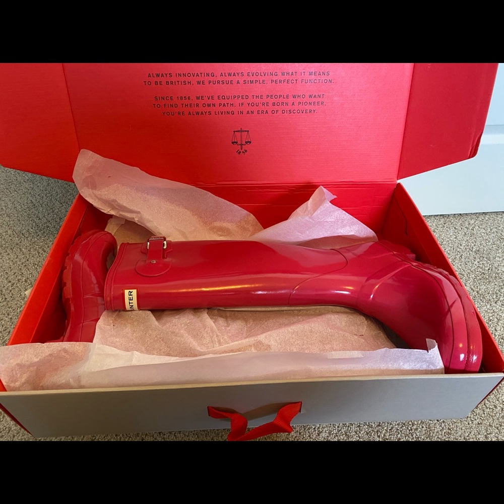 NWT Tall Pink Hunter Rain Boots. Size 9.